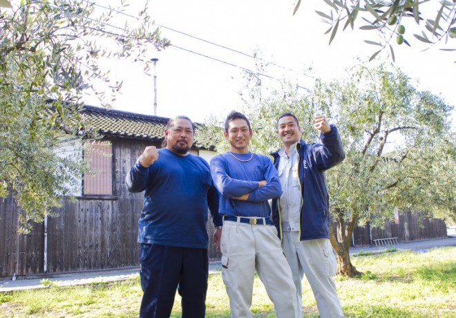 Group photo in front of an olive tree