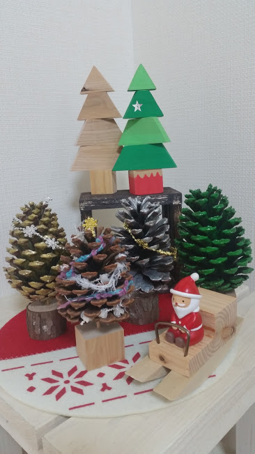 まつぼっくりを使ったクリスマスツリー