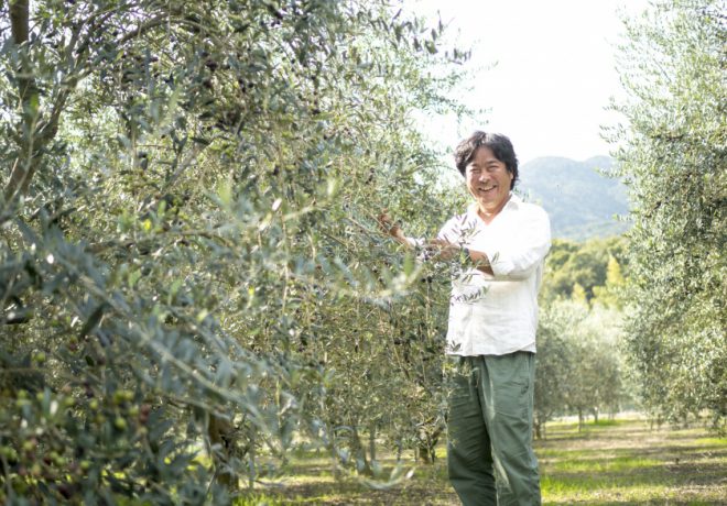 オリーブの木と笑顔の男性