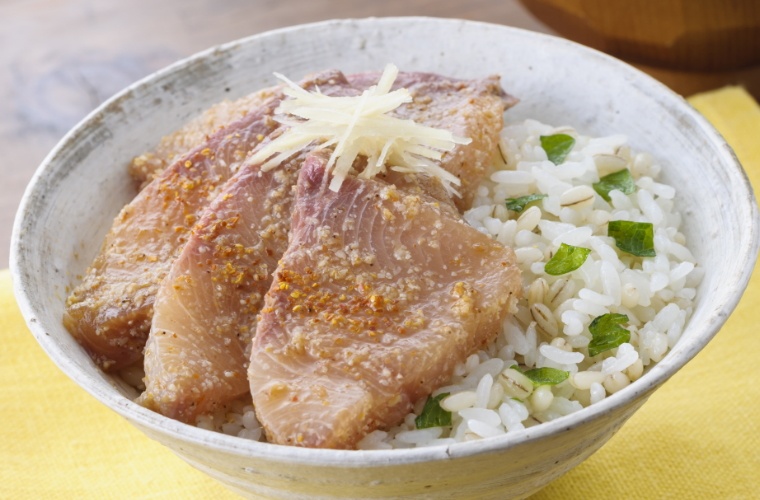 オリーブハマチのピリ辛ごま漬け丼 かがわの食 Happyプロジェクト