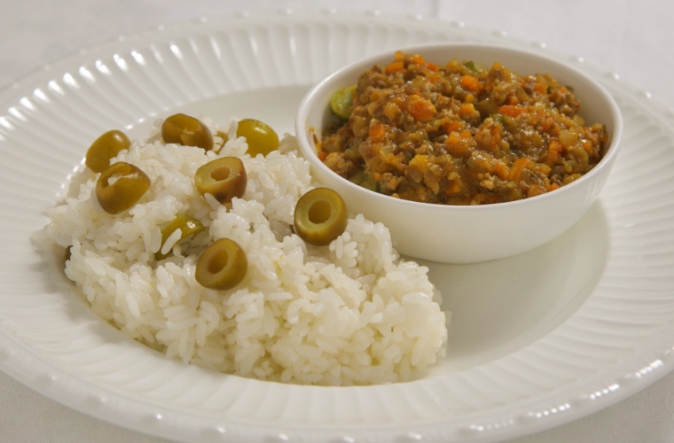 Keema แกงกับผักฤดูร้อนที่ทำจากมะกอก