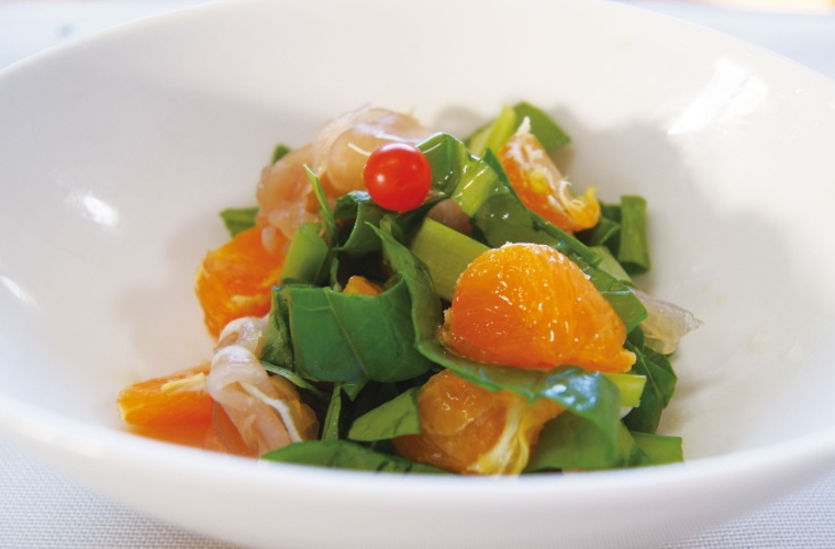 Eat vegetables and mandarin orange salad