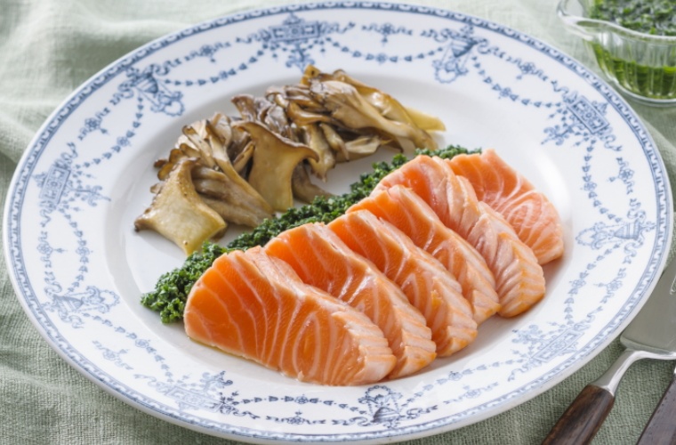 Sanuki salmon rare steak with parsley sauce